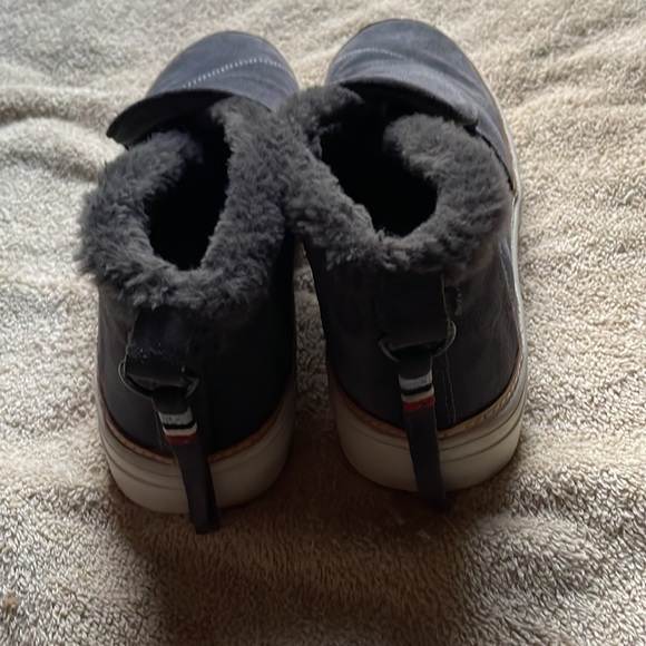 Toms size 9.5 gray suede ankle boots. - Picture 3 of 7